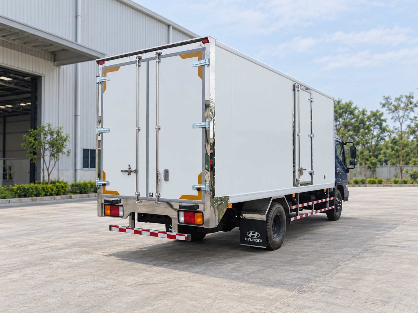 Hyundai Mighty EX8L – hình ảnh cấu hình thùng đông lạnh
