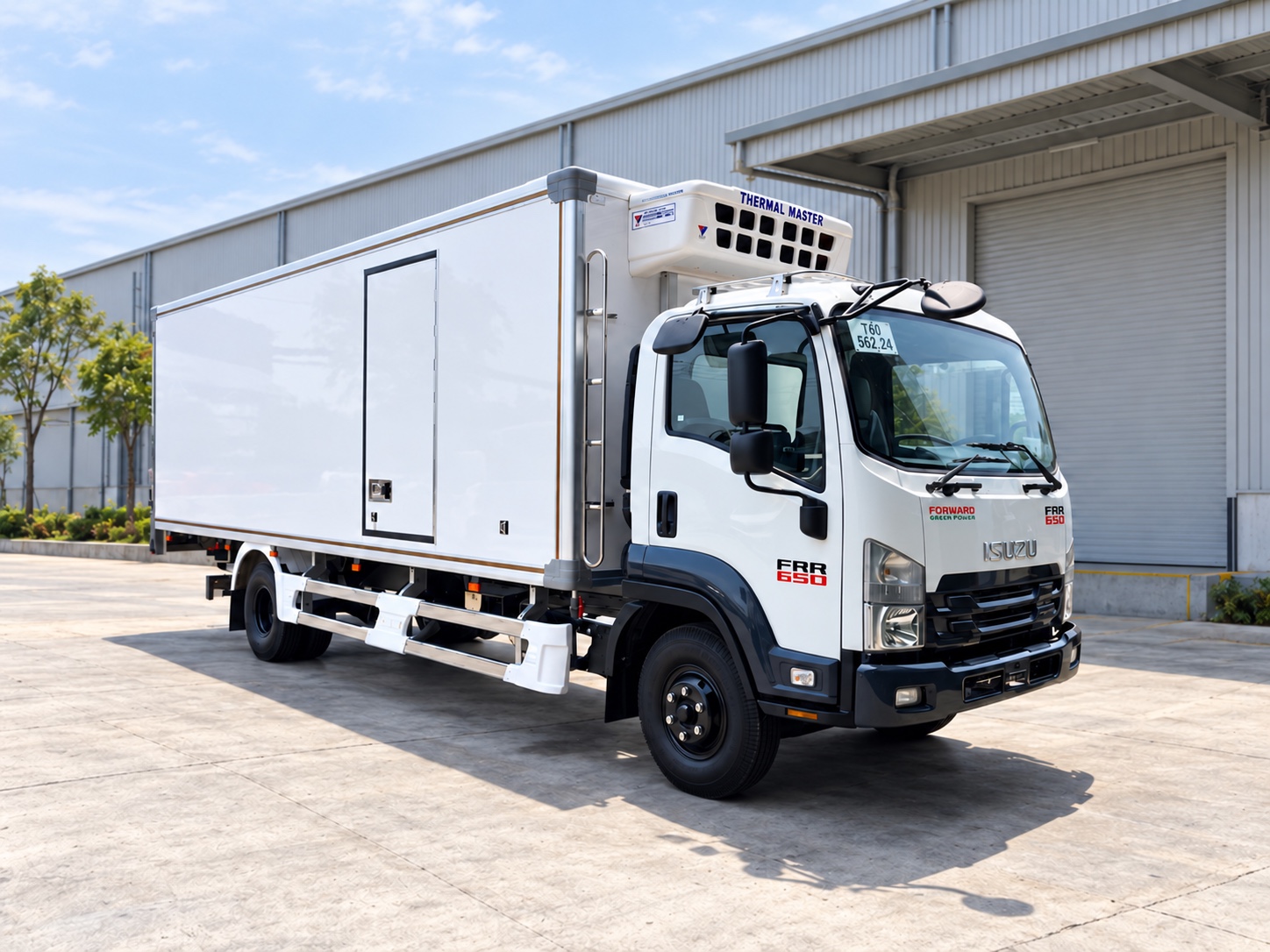 Isuzu FRR650 thùng đông lạnh – góc nhìn cabin và thân thùng