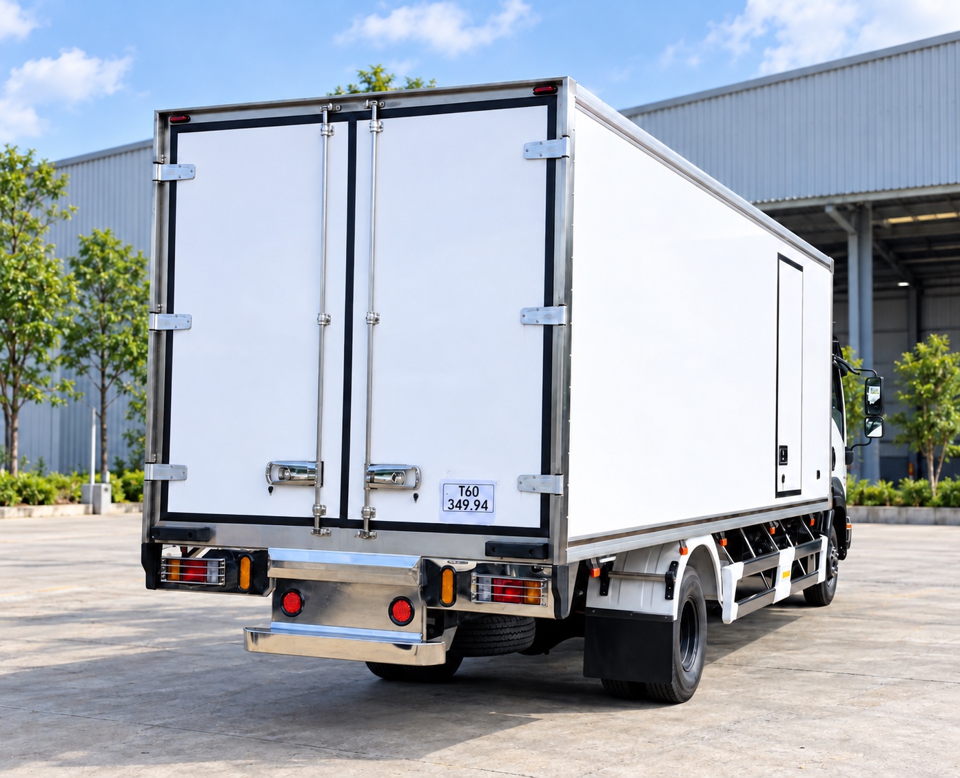 Isuzu FRR650 thùng đông lạnh – góc nhìn đuôi xe và cửa thùng