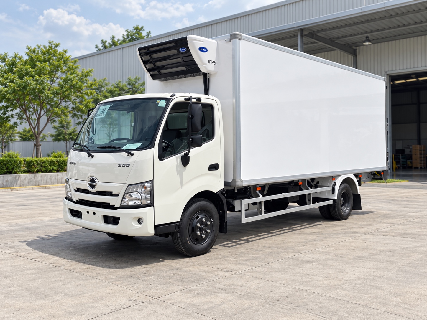 Hino XZU730L thùng đông lạnh – góc nhìn tổng thể cabin và thùng