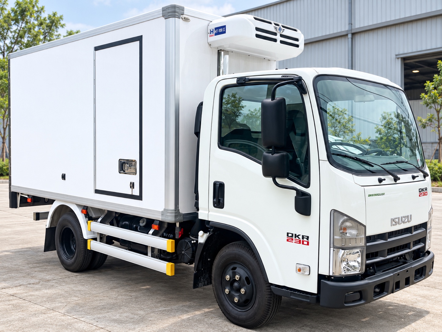 Isuzu QLR77FE5 thùng đông lạnh – góc nhìn phía trước và bên hông