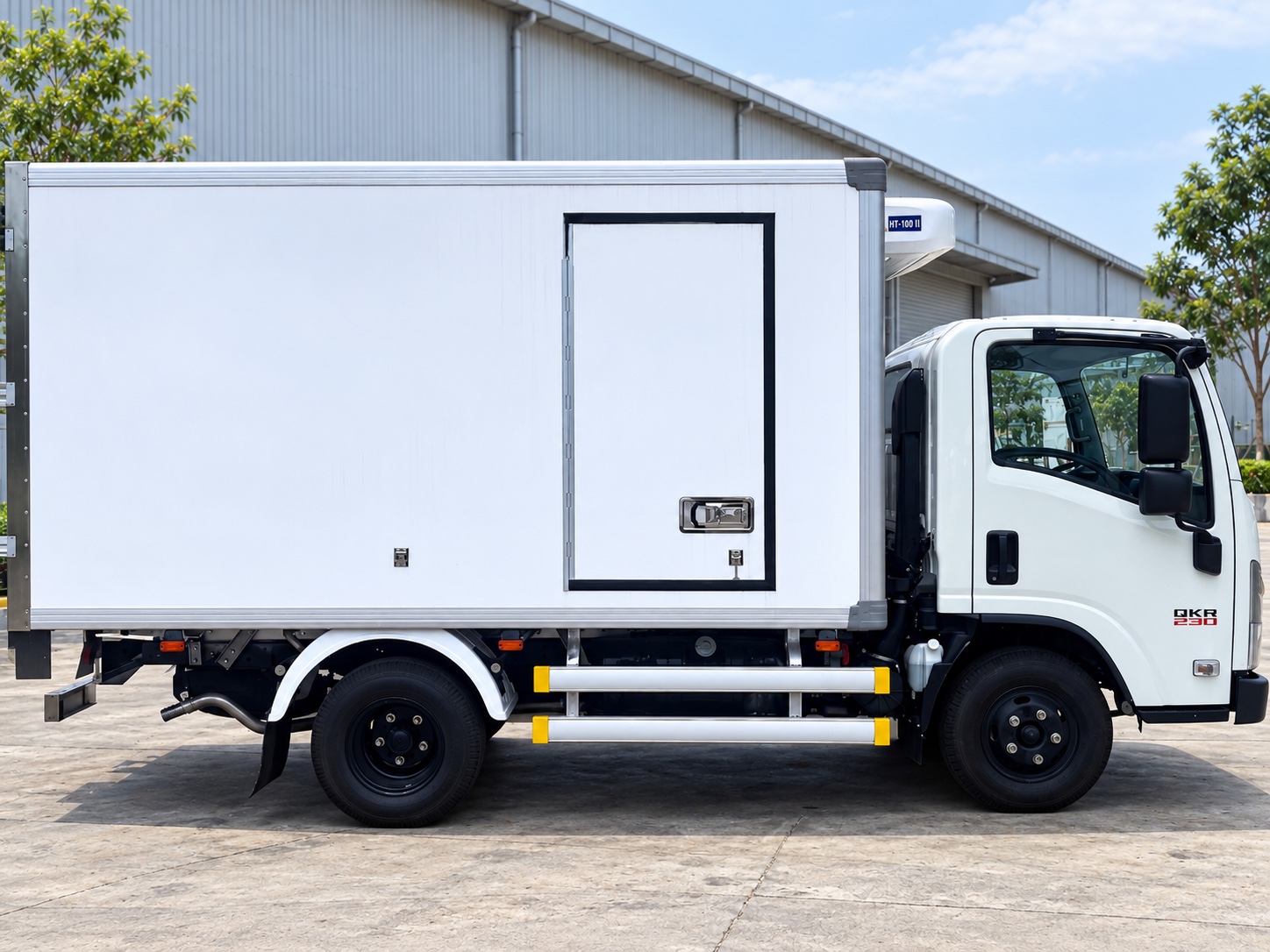 Isuzu QLR77FE5 thùng đông lạnh – góc nhìn ngang thân thùng
