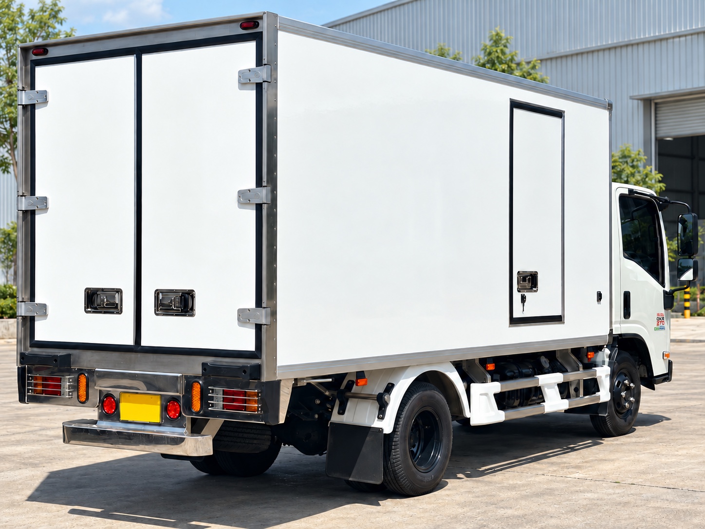 Isuzu QMR77HE5 thùng đông lạnh – hình ảnh thân thùng và cửa