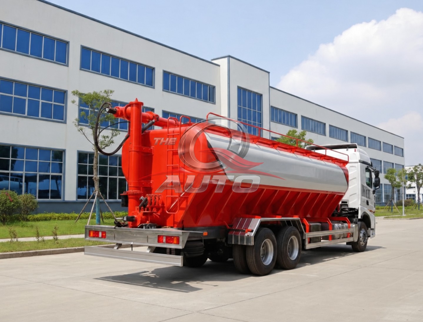 Xe chở cám rời nhìn từ góc sau, bồn đỏ trắng và cụm vít tải