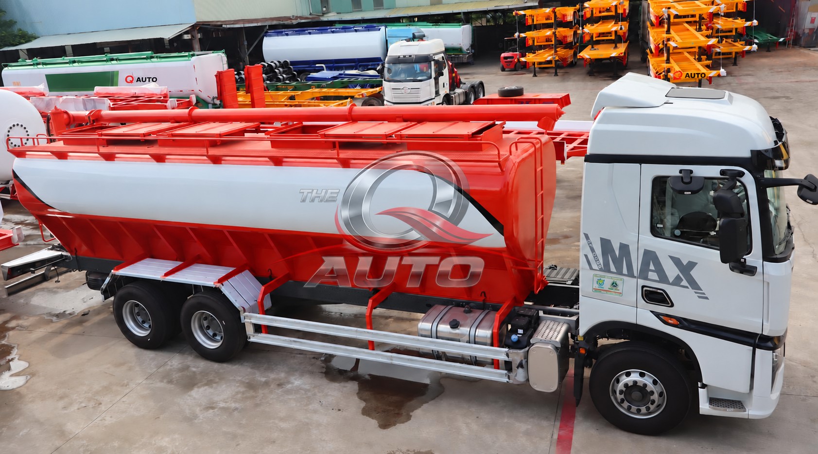Góc nhìn phía trên xe bồn chở cám với nắp bồn và vít tải